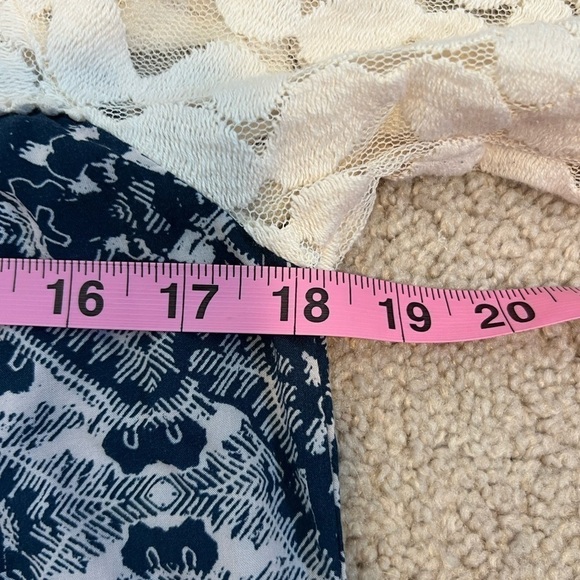 Akemi & Kin Women’s Anthropologie Blouse Size Medium - Picture 7 of 9